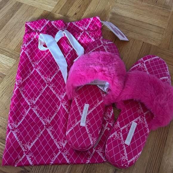 $6.99 SHIPPING Victoria’s Secret Pink Slippers - Picture 1 of 3